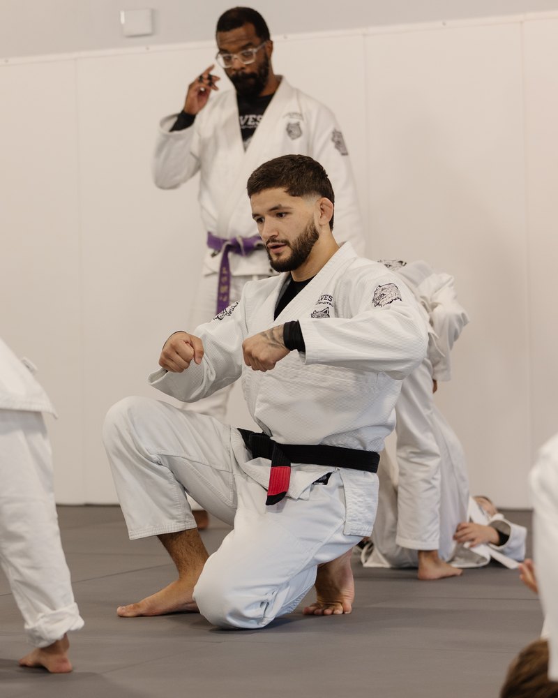 Matheus Queiroz coaching on the mats